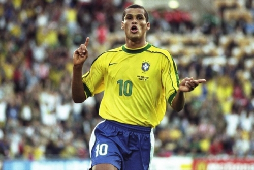 体育NBA：湖人4-2热火获得总冠军 詹姆斯FMVP