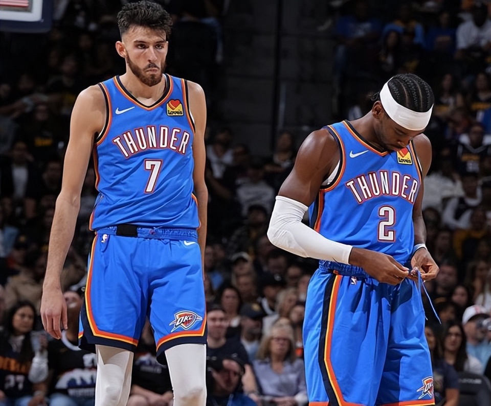 打败了看似无解的梅拉布，彼得-严时隔1975天再次成为了雏量级世界冠军！